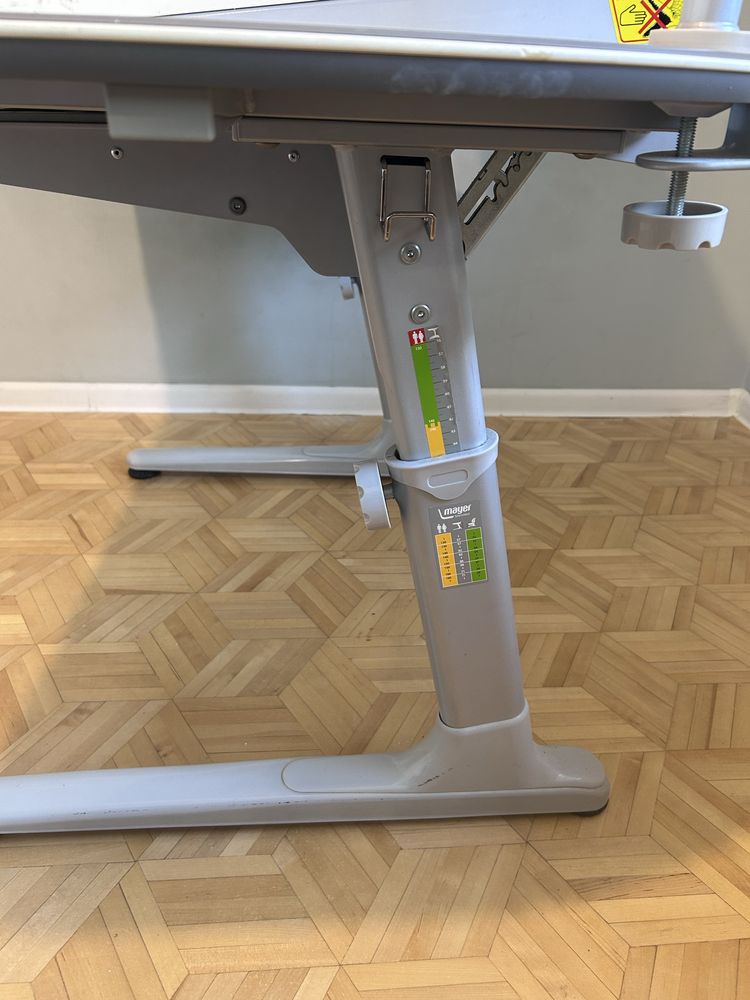 Meyor biurko z nadstawką regulowane  , krzesło regulowane .