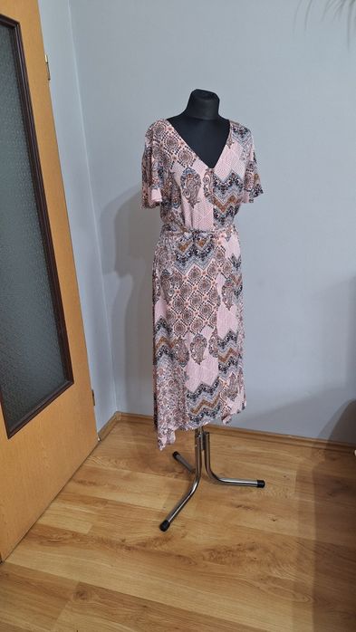 Lekka sukienka z asympetrycznym dołem r. 42/44