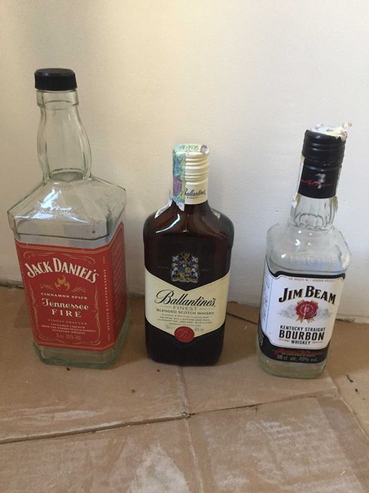 Пусті пляшки Jack Daniels