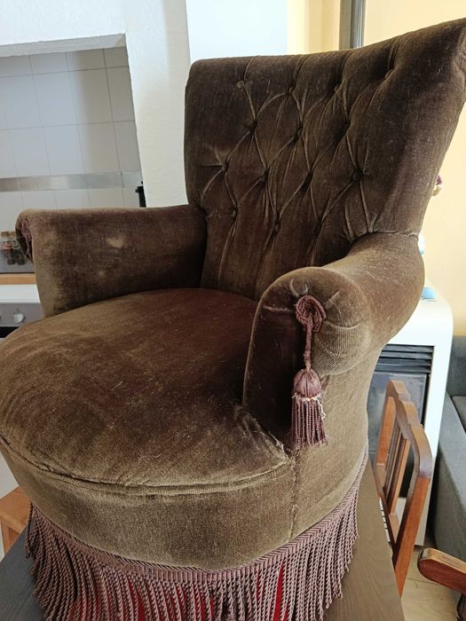 Sofá pequeno "senhorinha" em muito bom estado.