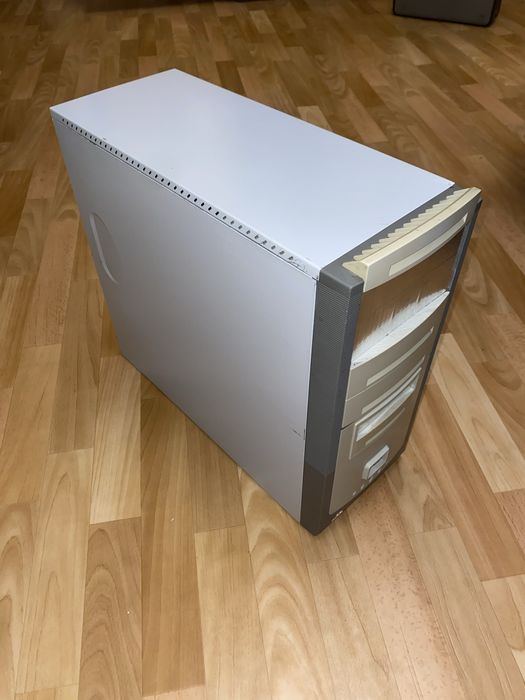 игровой рабочий пк из 2000х :)