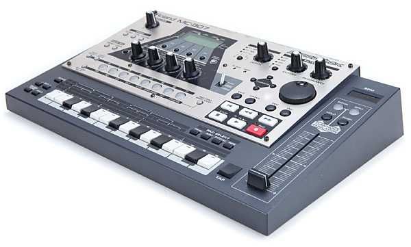 Roland MC-307 groovebox