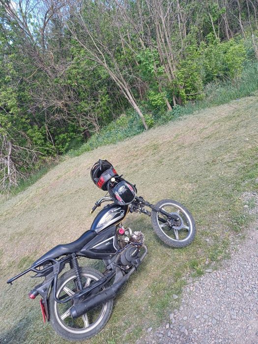 продаєця мотоцикл