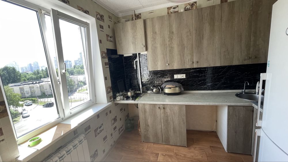 Продам 2к, вул. Кошиця 4, метро Харківська.
