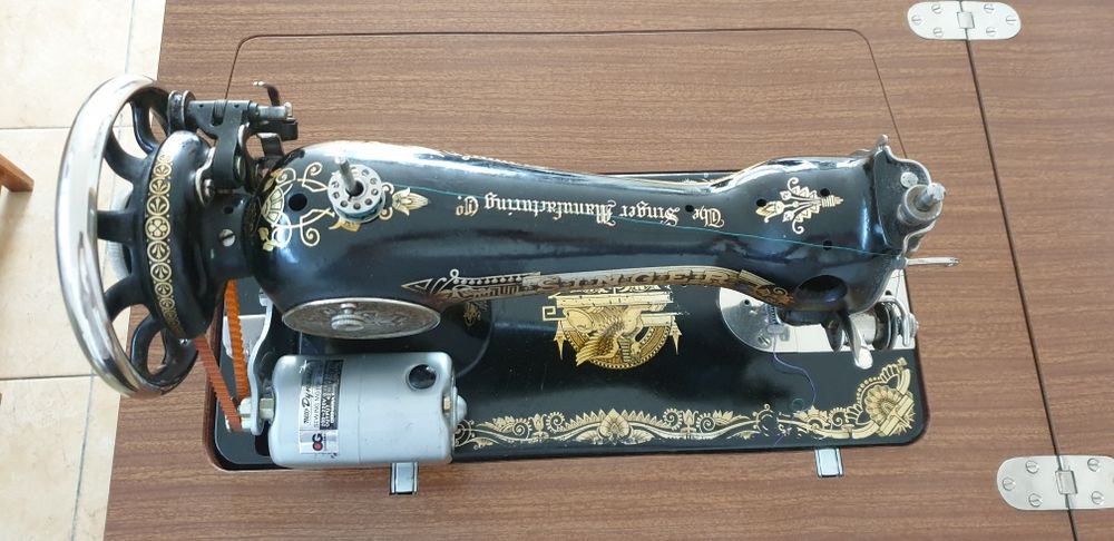 Maquina de costura e móvel.
