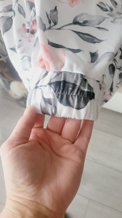 Bluza w kwiaty z kapturem