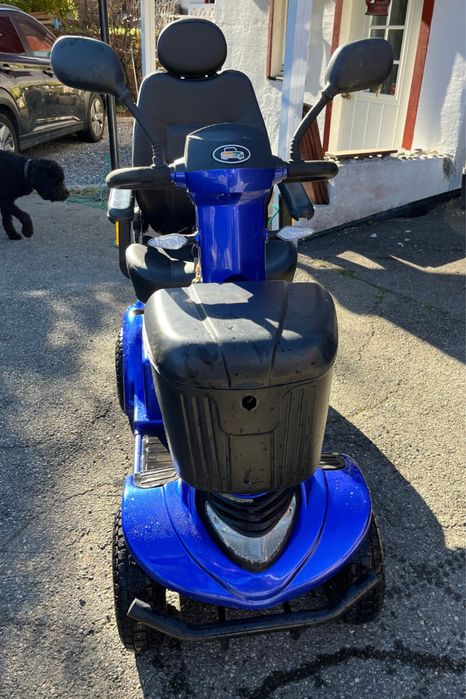 Wózek inwalidzki elektryczny dla osoby starszej lub niepełnosprawnej