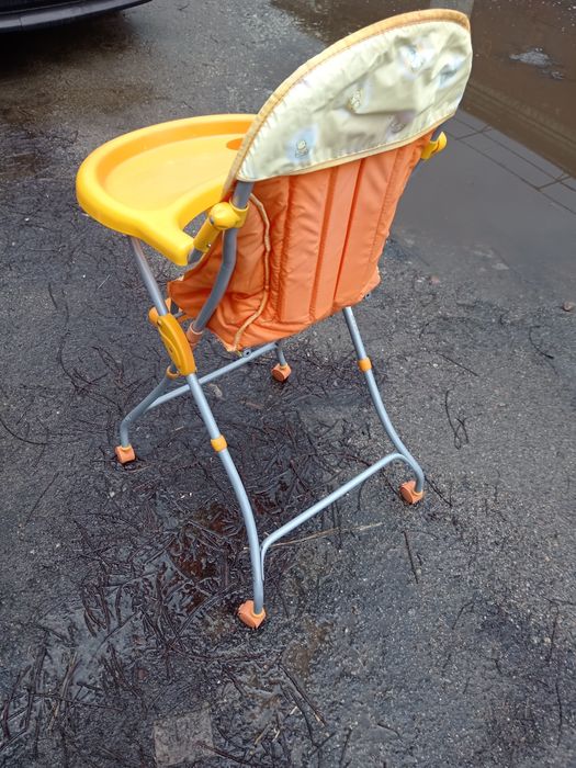 Дитячій стілець для кормления.
