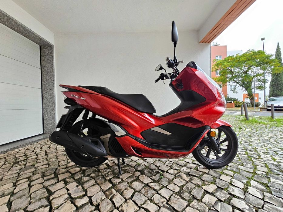 Honda PCX com livro de revisões