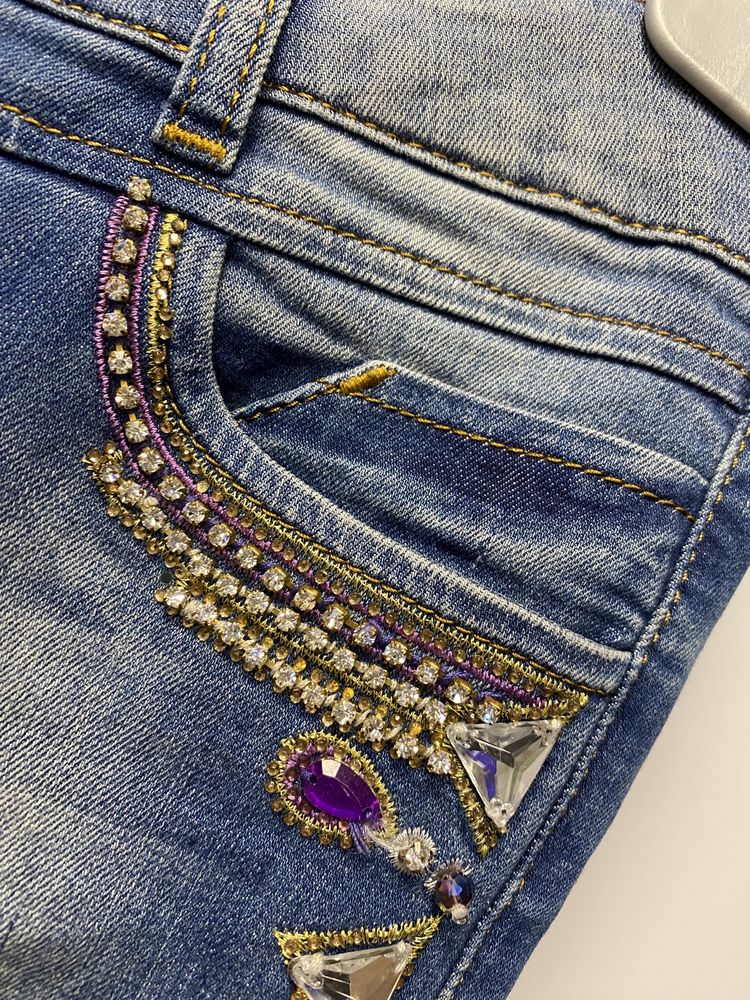 AMN jeansy rurki slim fit swarovski kamienie z przetarciami
