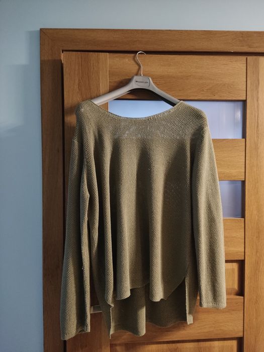 Khaki sweter z rozcięciem