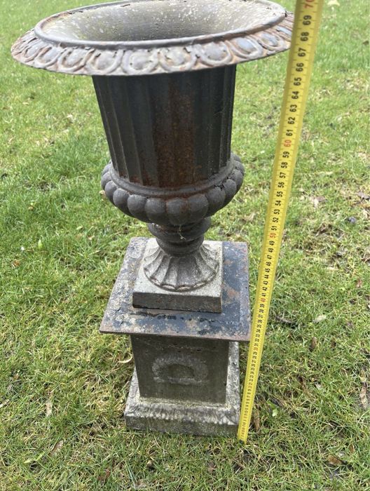 Stara pałacowa donica żeliwna na postumencie