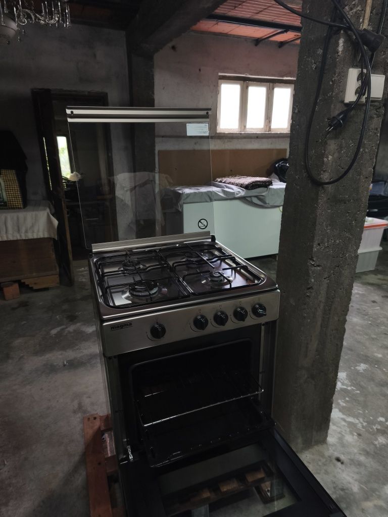 Fogão a gás com forno e estufa
