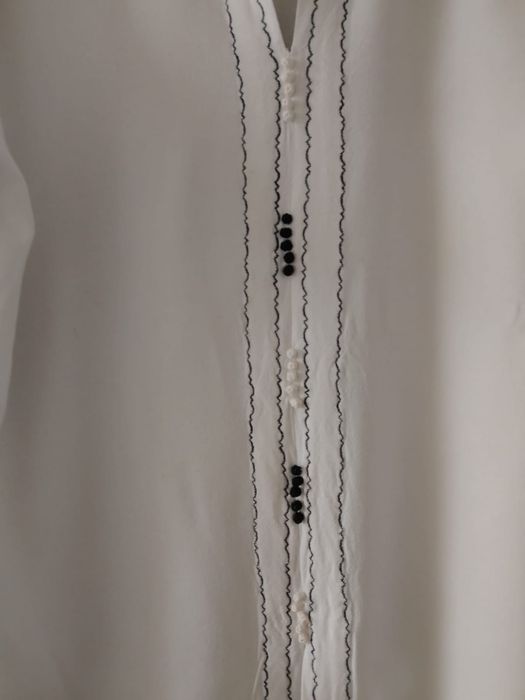 Biała koszula ze stójką i czarnym, ozdobnym ściegiem roz 46