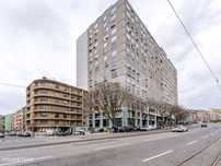 Apartamento T3 com varanda situado na zona das Amoreiras, Lisboa.