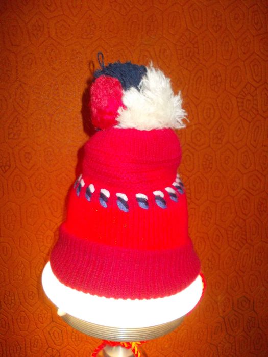 Шапка детская на 4-7летс балабоном красная на завязках