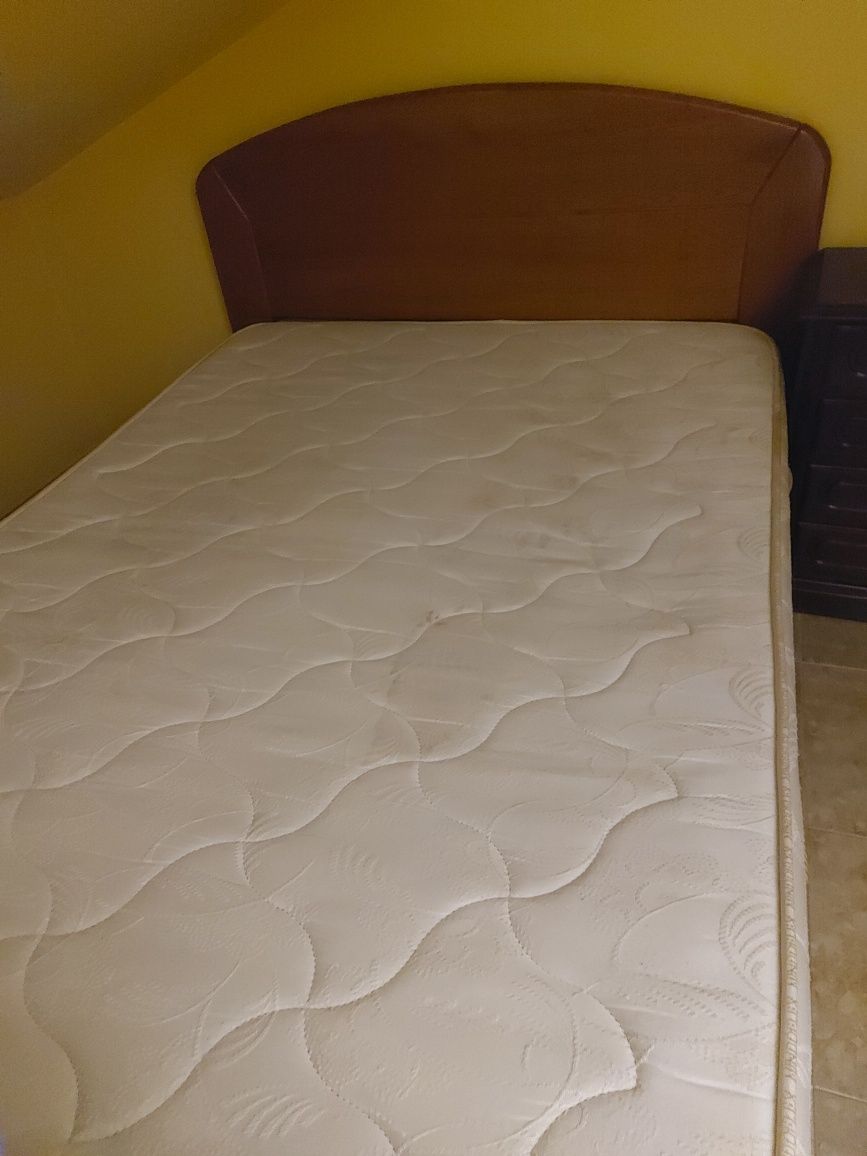 Cama de casal em excelente estado