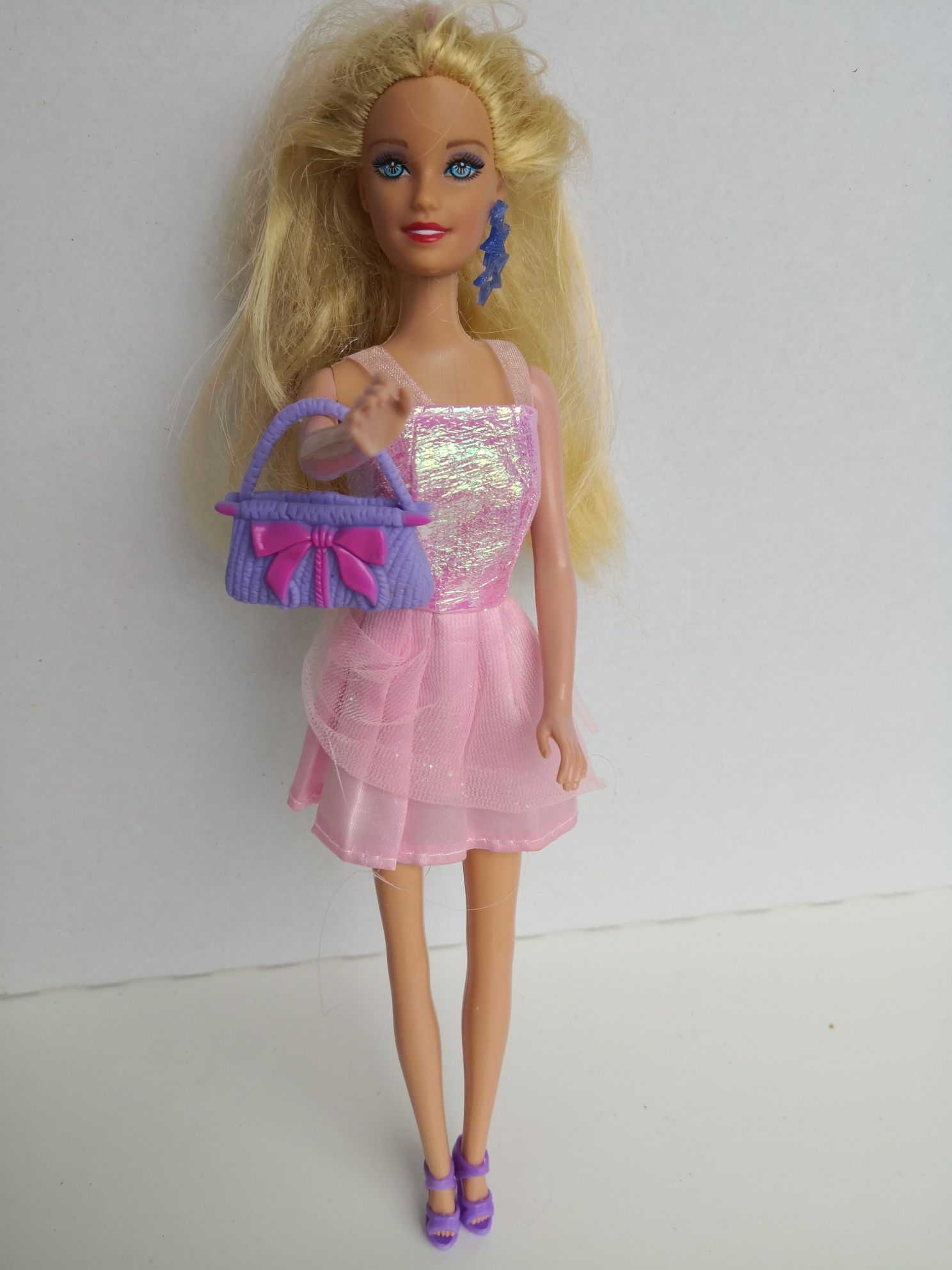 Barbie lalka w różowej sukience z kolczykiem i torebką
