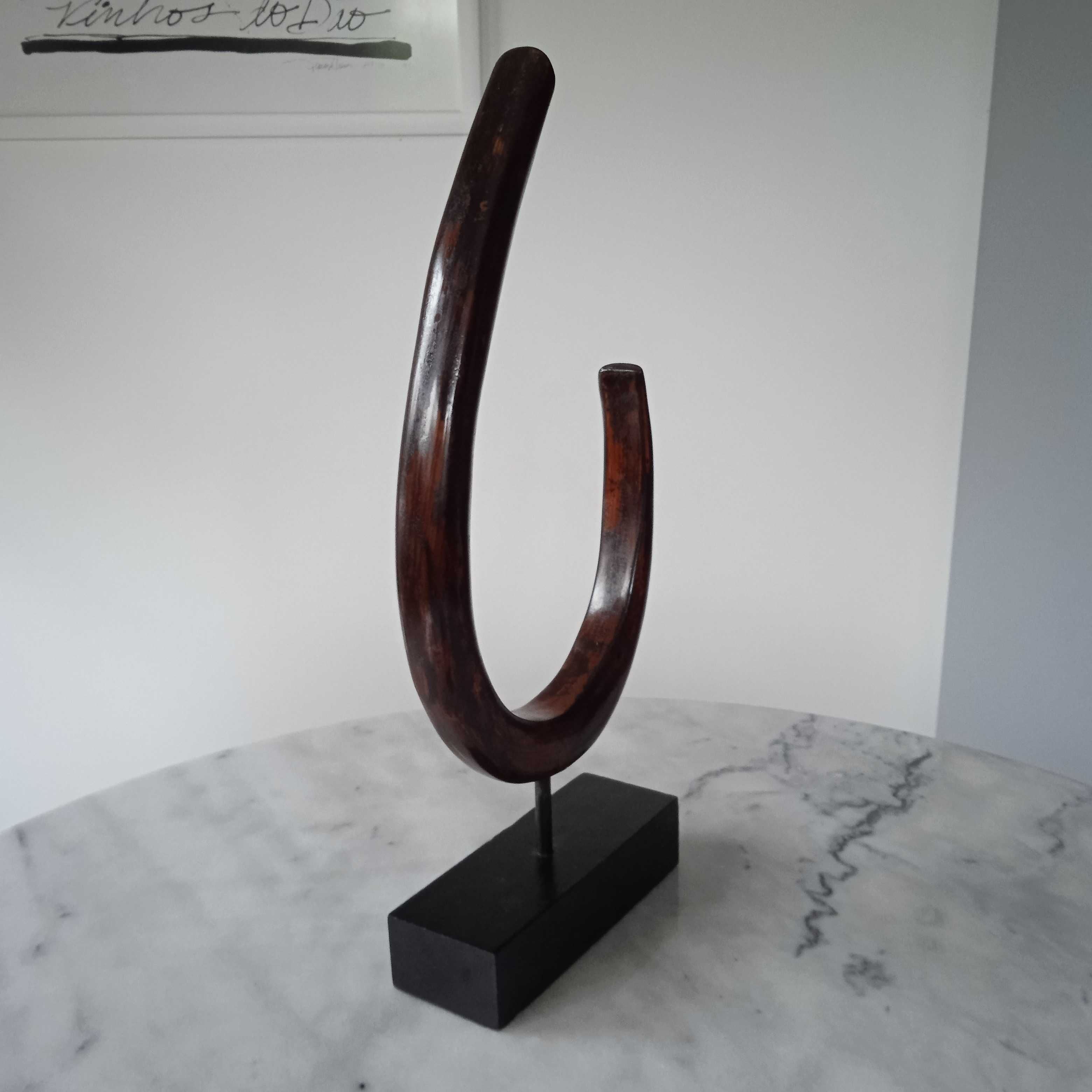 Escultura em madeira muito elegante