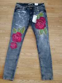 Spodnie rurki kwiaty jeansy