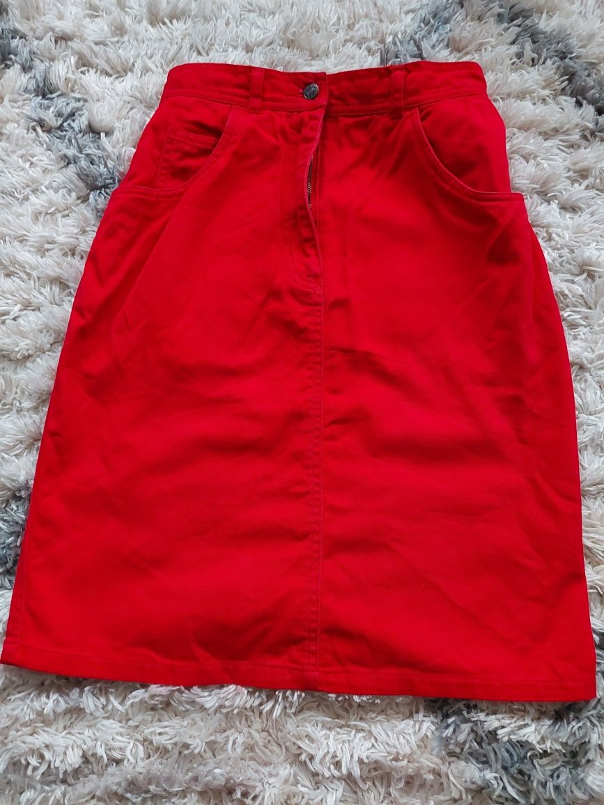 Czerwona jeansowa spódnica