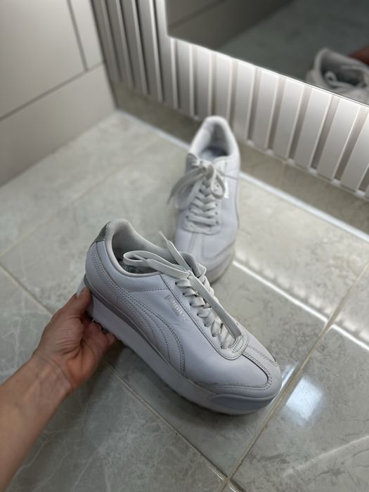 Білі жіночі кросівки Puma
