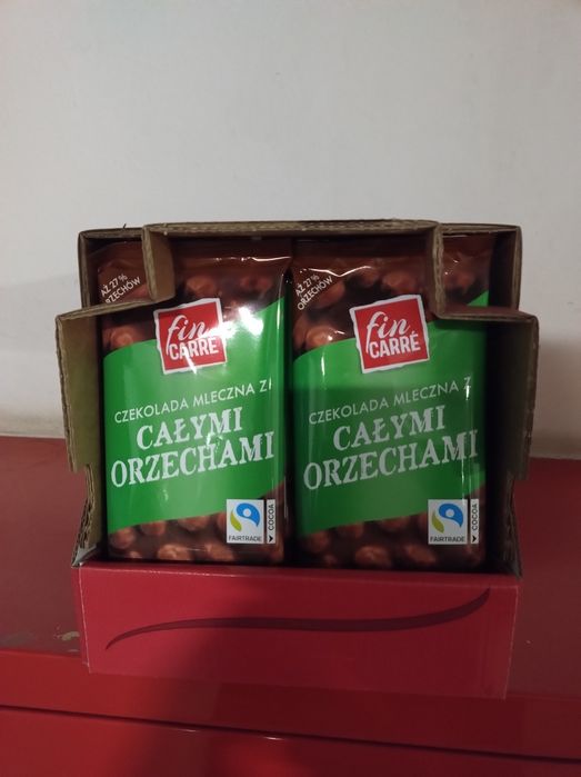 Czekolada mleczna z orzechami laskowymi 40 x100g