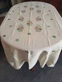Toalha de mesa em linho fino  e bordada
