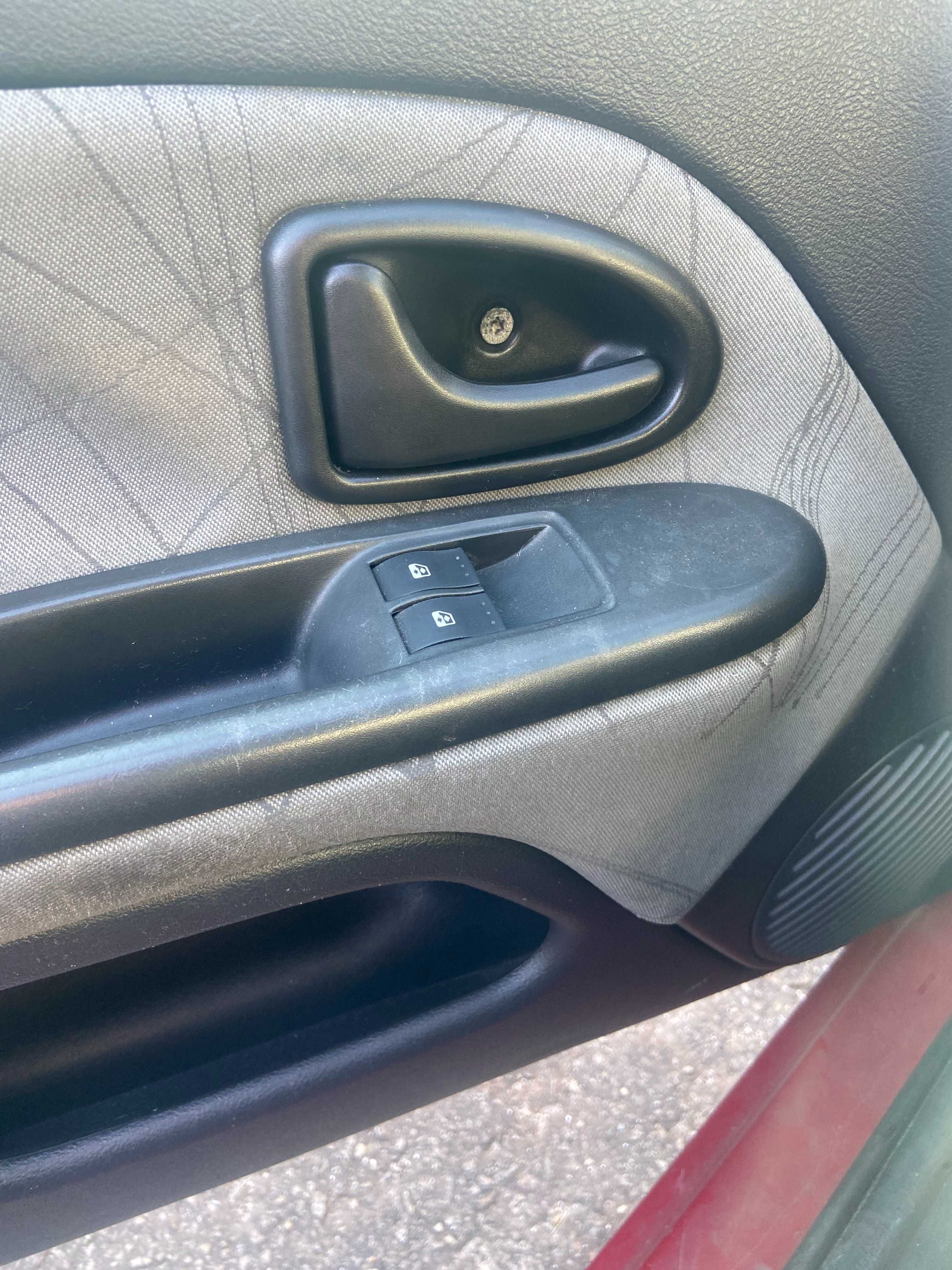 Renault Clio II Comercial 2002 – 1.5 dCi – Avariado
