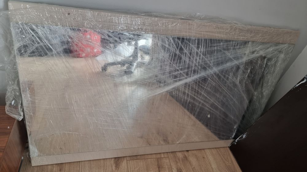 Cama de casal com colchão, mesinhas e espelho