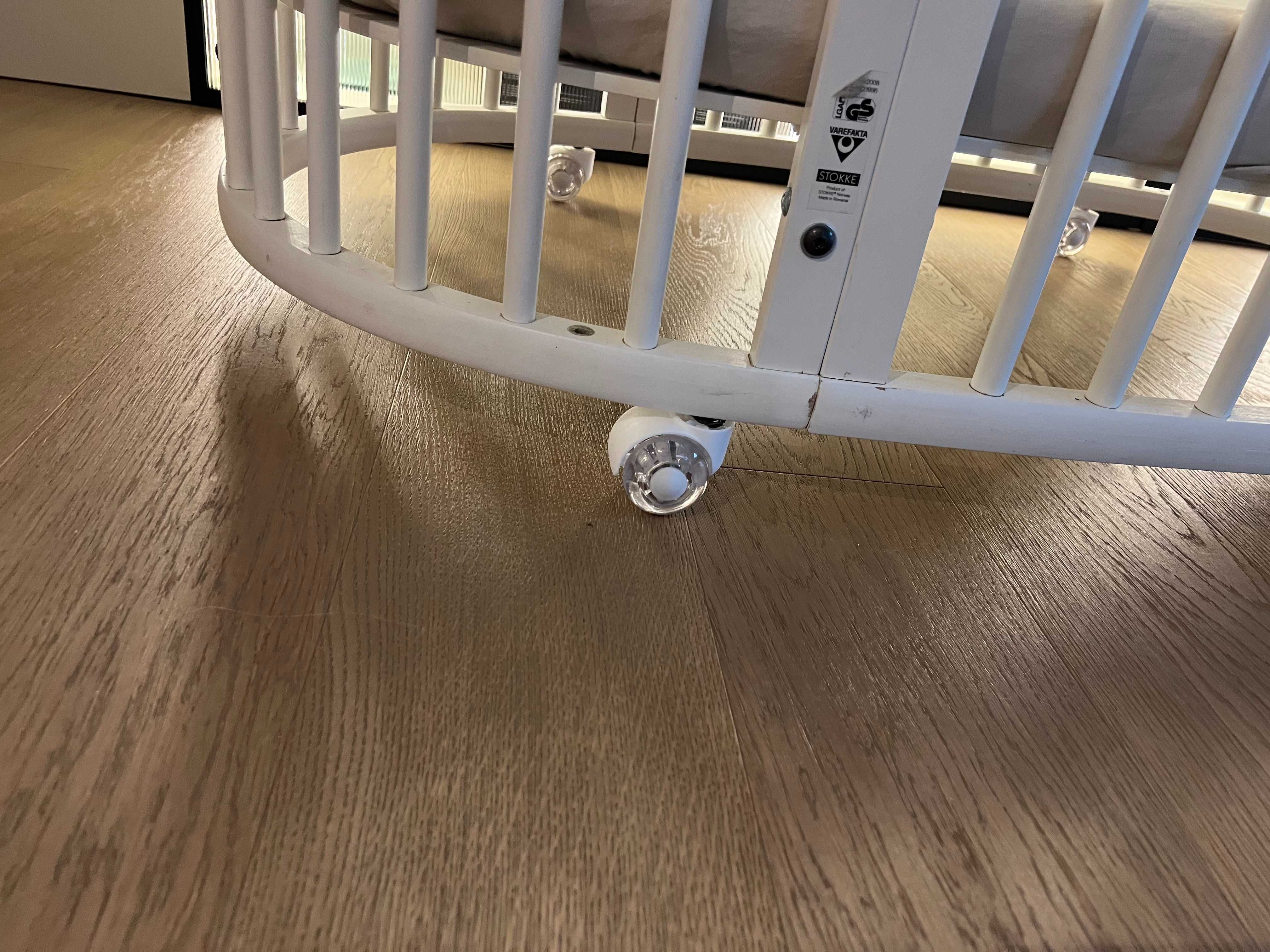 STOKKE SLEEPI łóżeczko +2 materace + baldachim + kauczukowe kolka