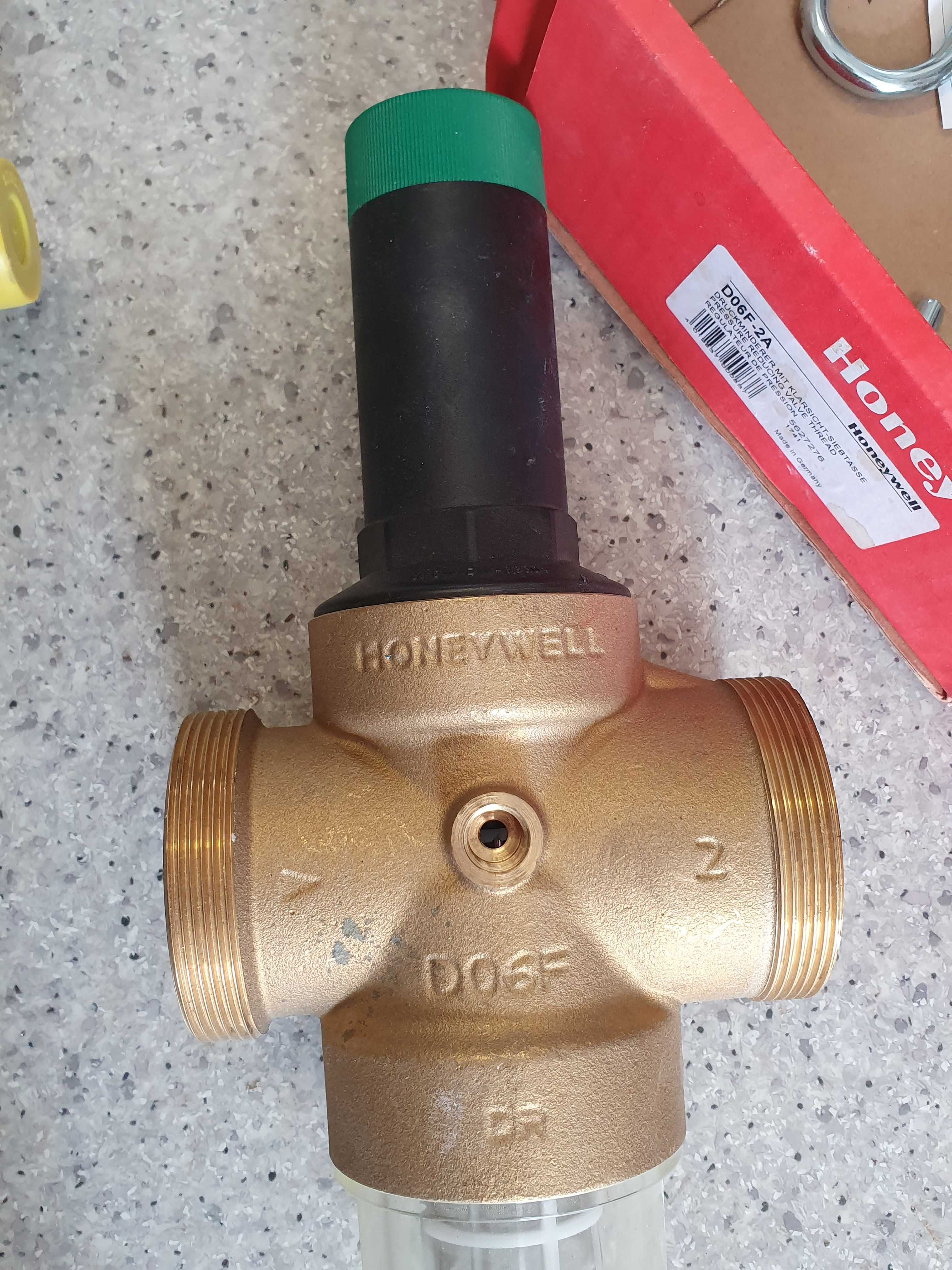 reduktor ciśnienia wody z filtrem siatkowym firmy Honeywell D06F