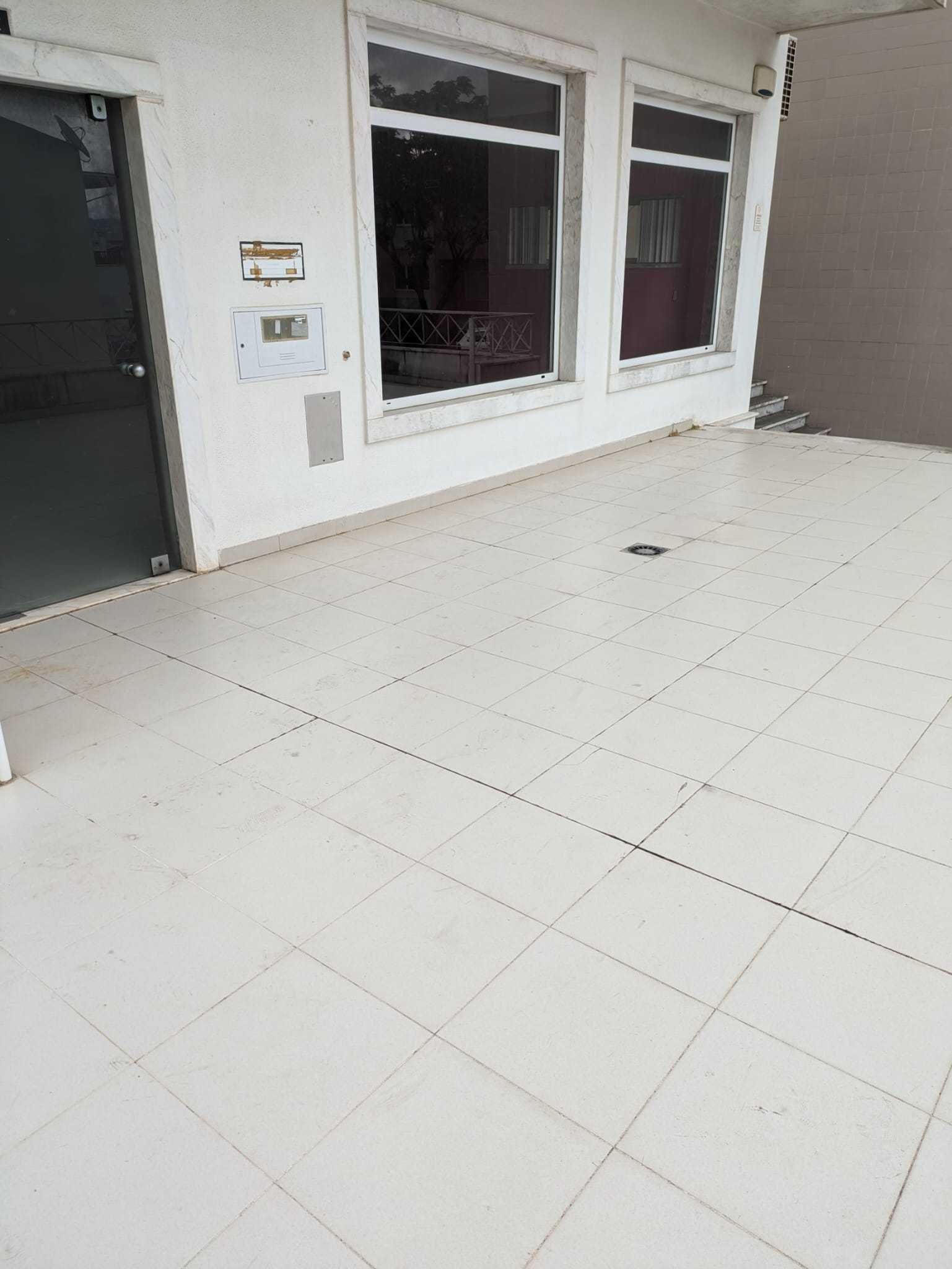 Vende-se 2 Lojas Comerciais em Vialonga –Garagem para até 6 Carros!