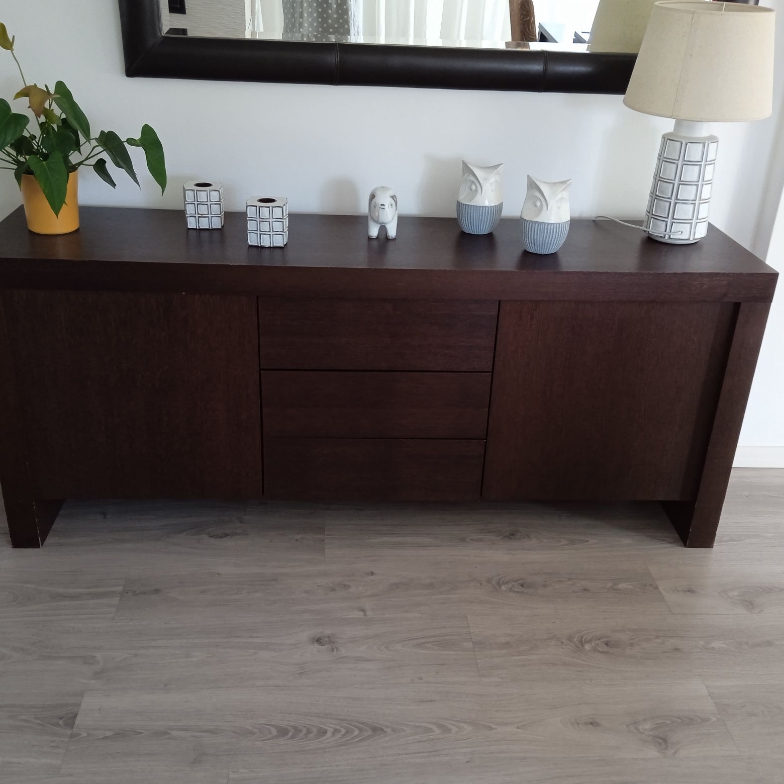 Mesa cadeiras e aparador
