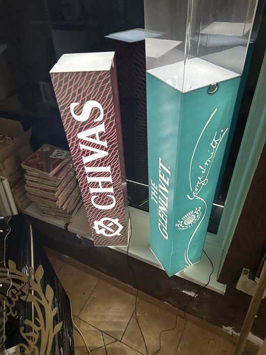 Plafon slupek na butelke WHISKY CHIVAS i THEGLENLIVET reklama