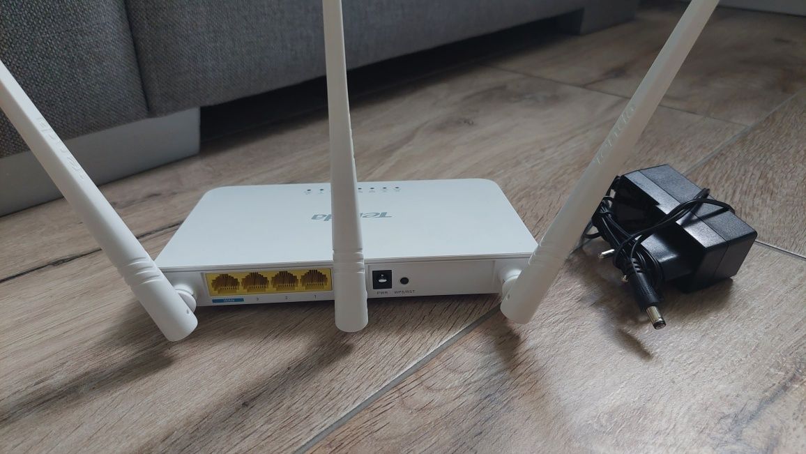 Router WiFi Tenda N300 (stan idealny)