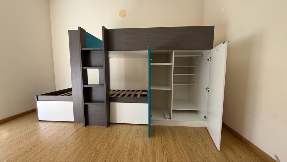 Cama beliche com gavetas e roupeiro em ótimo estado