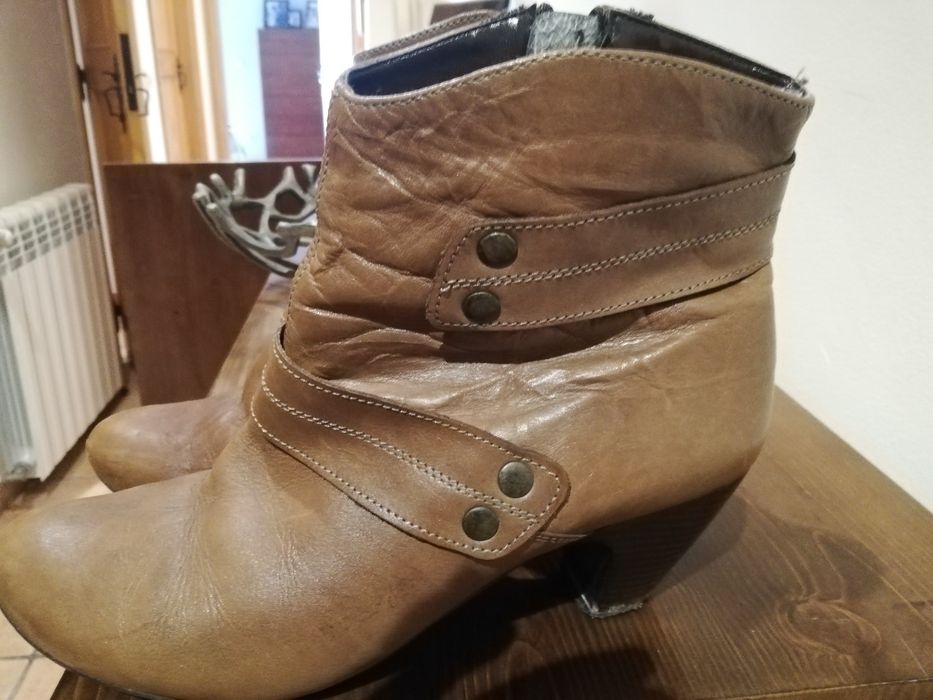 Botins camel em pele