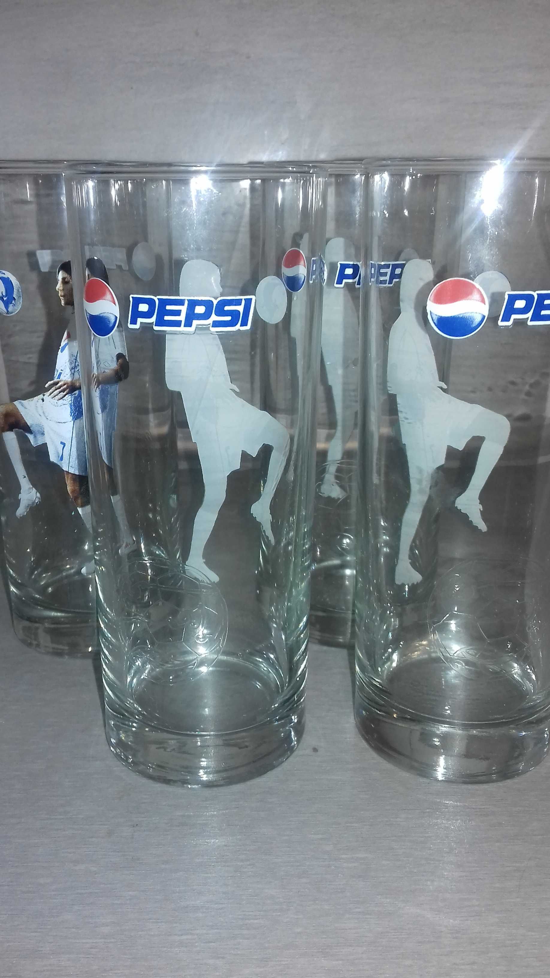 6  szklanek  PEPSI z piłkarzem