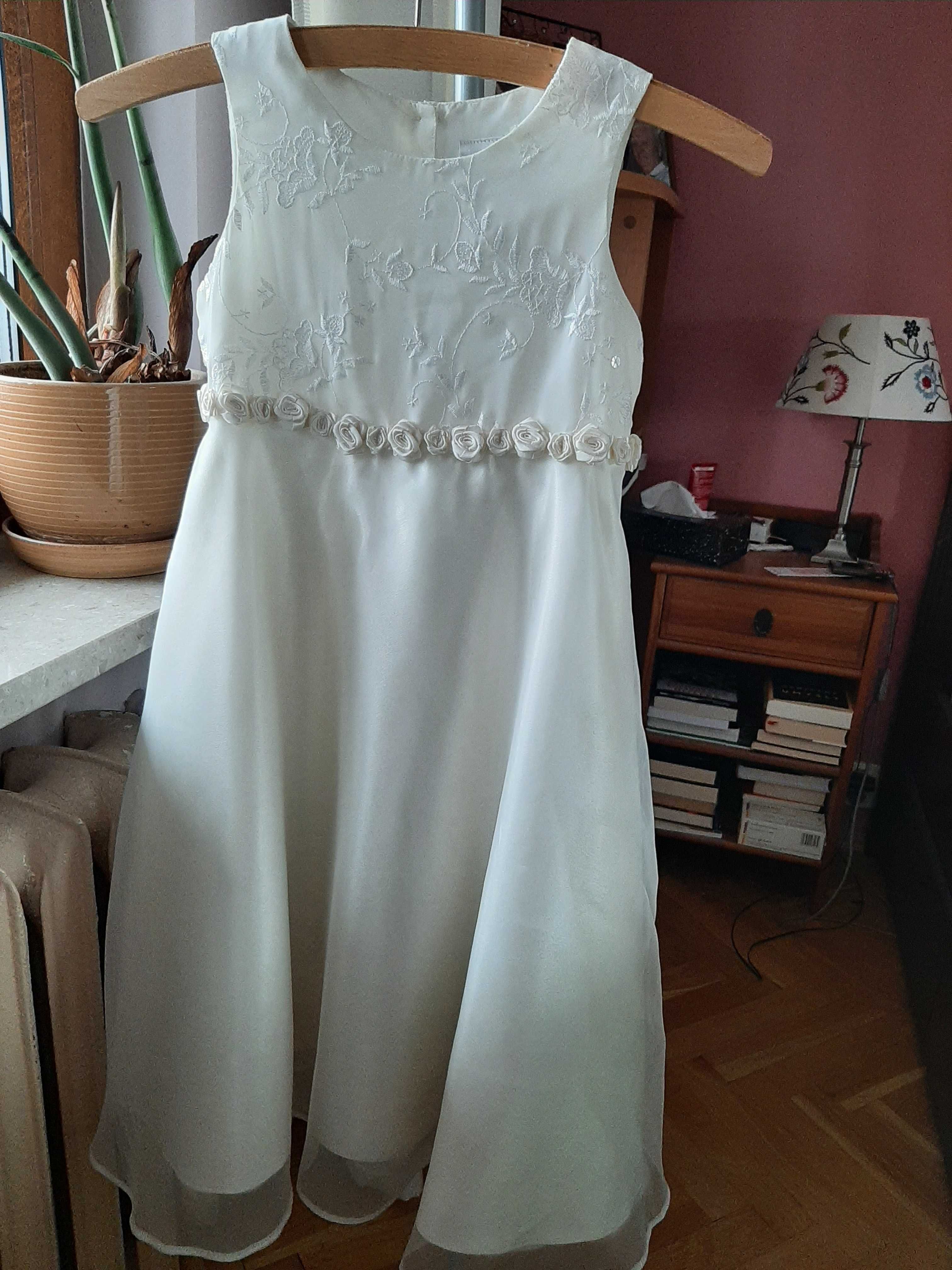 Śliczna sukienka z tiulową spódnicą i haftowanym  karczkiem ecru 116 c