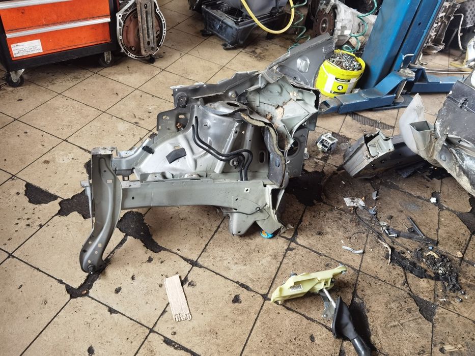 Peugeot 2008 крило капот бампер.