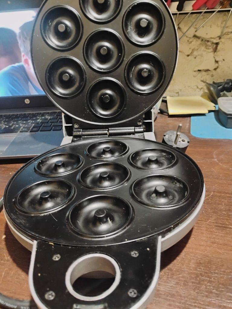 Elektryczny opiekacz do robienia 7 paczków Donut Maker GT-DM-01 moc 90