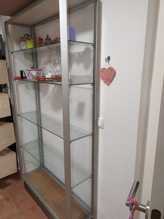 Estante em vidro e alumínio