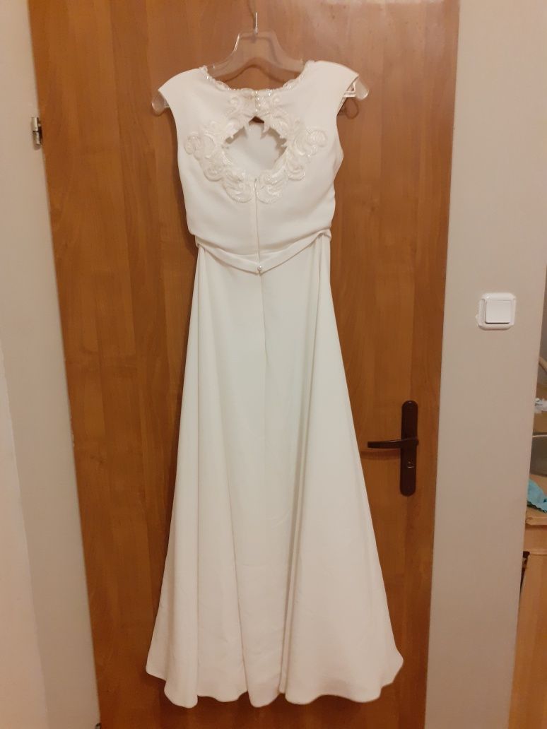 Biała ślubna sukienka