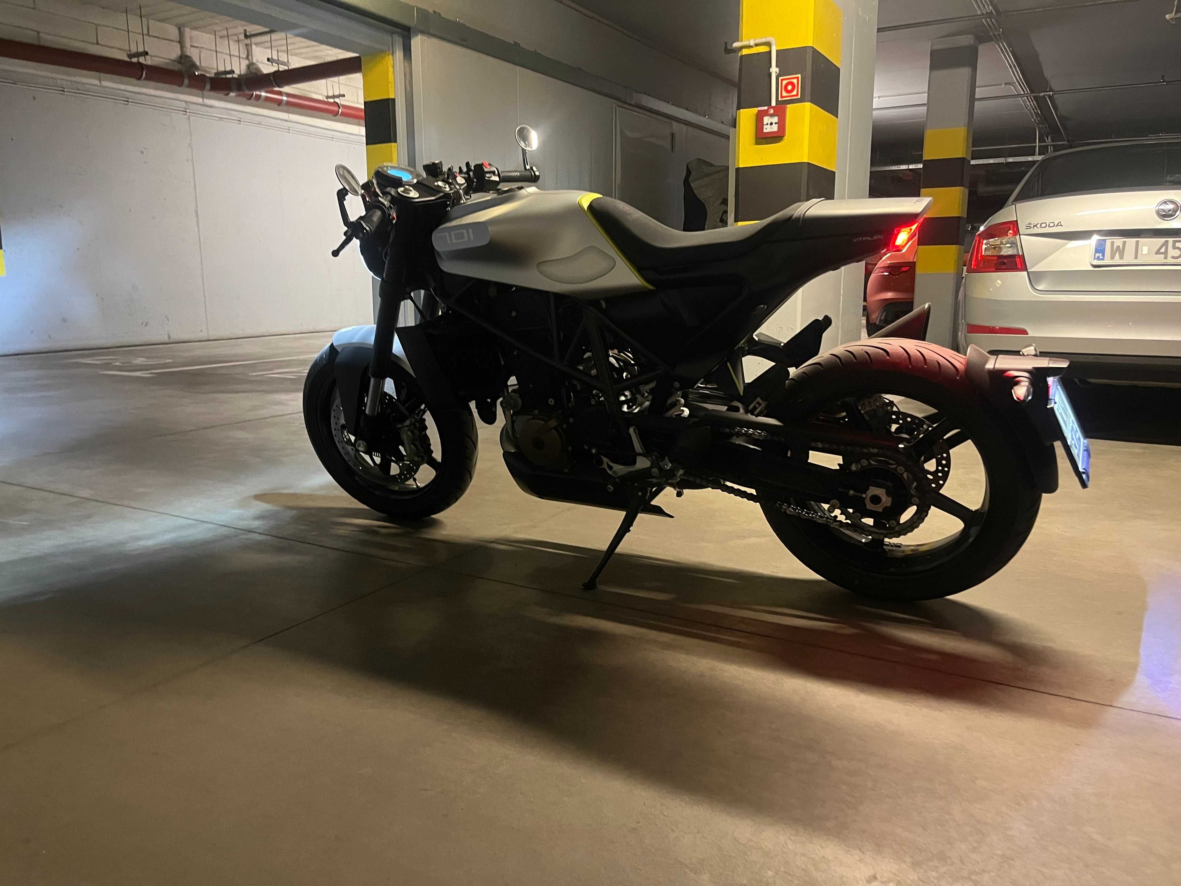 husqvarna vitpilen 701 ktm duke 690