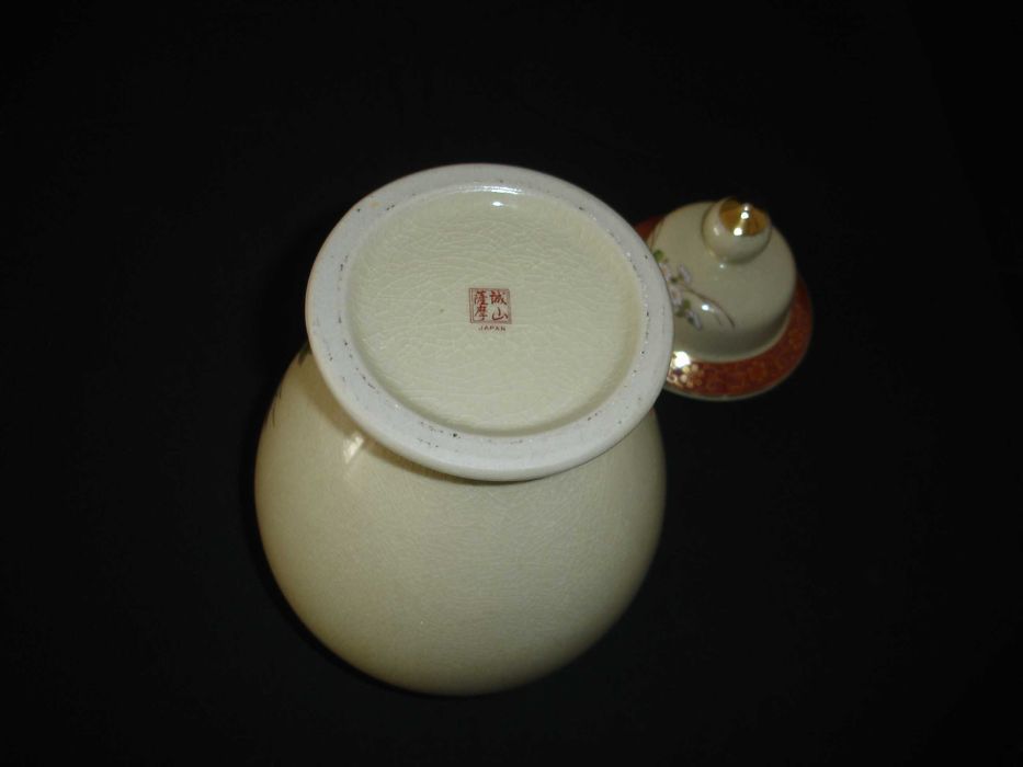 Pote em porcelana de fabrico Japonês.