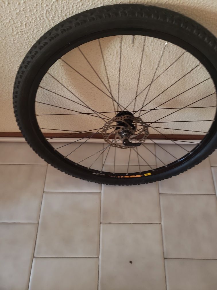 Roda 29 MAVIC 719 Disc com pneu