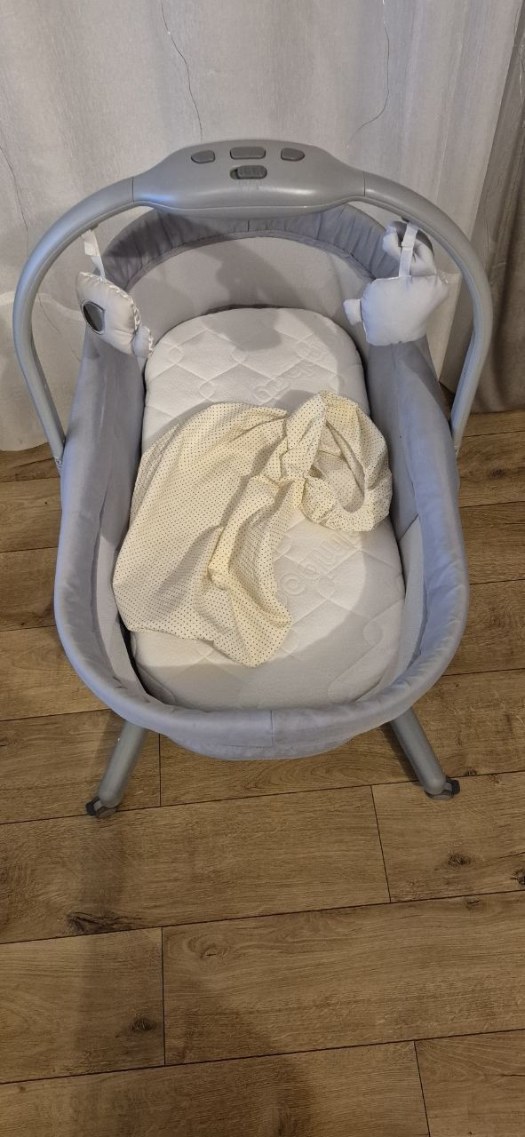 Łóżeczko dostawne  Chicco Baby Hug + materac ze ściąganym pokrowcem.