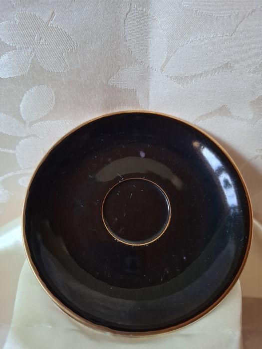 Porcelanowa filiżanka ze złotym środkiem.