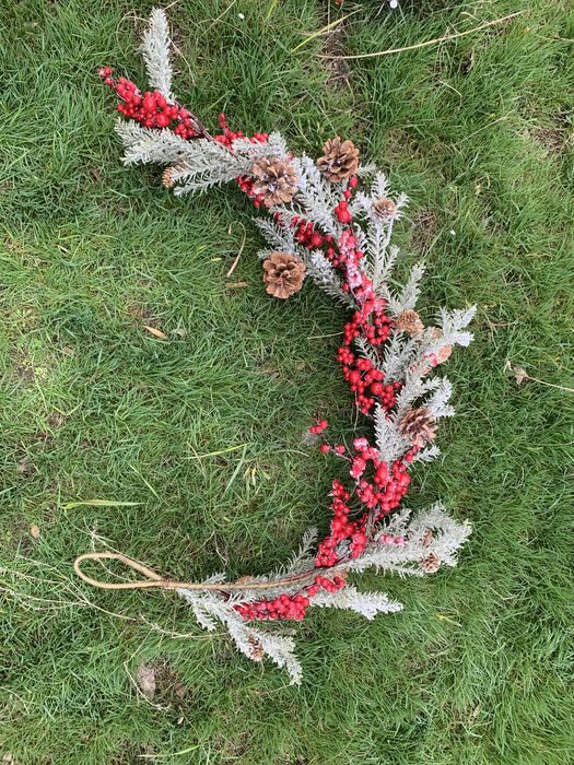 Декор гирлянда ветка хвойная с шишками